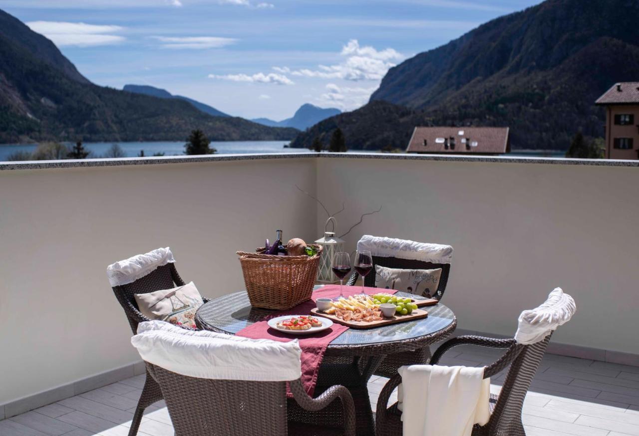 Attico Con Vista Sul Lago E Montagne A Molveno Bagian luar foto